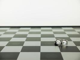 diamantring med schackbräde, bröllopskoncept foto