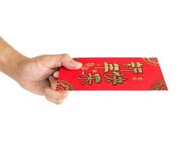 mans handhåll med rött kuvert isolerad på vit bakgrund för gåva kinesiskt nyår. kinesisk text på kuvert som betyder gott kinesiskt nytt år. foto