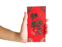 mans handhåll med rött kuvert isolerad på vit bakgrund för gåva kinesiskt nyår. kinesisk text på kuvert som betyder gott kinesiskt nytt år. foto