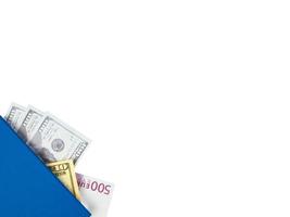 blå bok med kapslade internationella sedlar, isolerad på vit bakgrund. stash av pengar koncept, affärsidéer, urklippsbana foto