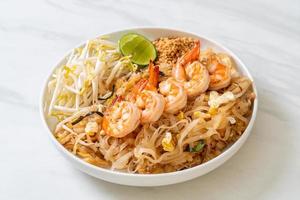 stekta nudlar med räkor och groddar eller pad thai foto