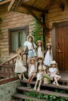 mellan flickor Framställ på tröskel av trä- lantlig hus på sommar dag foto