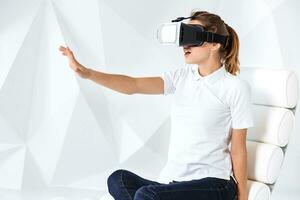 Lycklig kvinna få erfarenhet använder sig av vr headsetet glasögon av virtuell verklighet på Hem mycket gestikulerande händer. foto