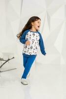 förtjusande caucasian 5 år gammal flicka löpning i vit studio foto