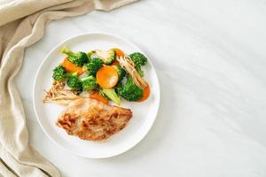 grillad kycklingstek med grönsaker foto