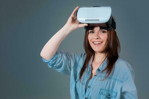 porträtt av Lycklig ung skön flicka få erfarenhet använder sig av vr-headset glasögon av virtuell verklighet foto