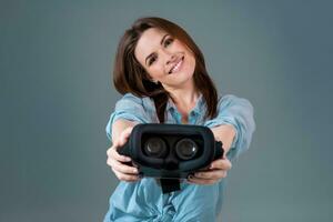 flicka erbjudanden till ha på sig glasögon virtuell verklighet, vr glasögon, vr-headset glasögon foto