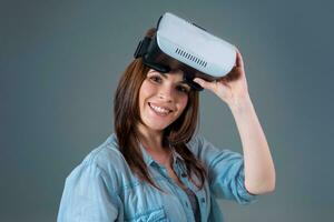 porträtt av Lycklig ung skön flicka få erfarenhet använder sig av vr-headset glasögon av virtuell verklighet foto
