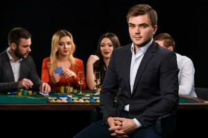 ung människor spelar poker på de tabell. kasino foto