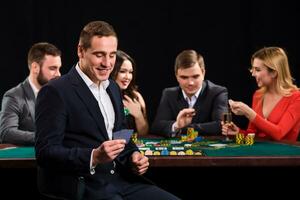 ung människor spelar poker på de tabell. kasino foto