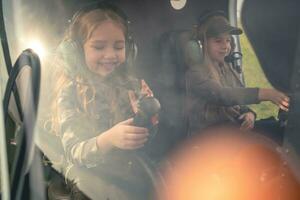 två glad preteen flickor i headsets på helikopter kontroller foto