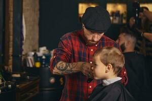 caucasian pojke få frisyr i frisör inomhus- foto