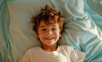 ai genererad pojke leende i säng foto