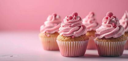 ai genererad rosa muffins på de tabell på rosa bakgrund foto