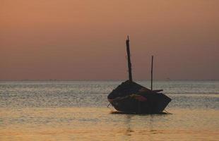 fiske träbåt med solnedgång himmel låg belysning. foto