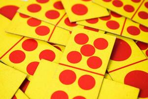 domino spelar kort isolerat vit bakgrund, gul röd domino kort foto
