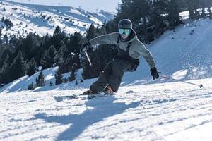 fri stil skidåkare på grandvalira resort vintern 2021 foto