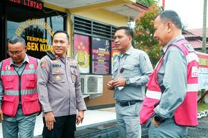 kuaro kalimantan timur, indonesien 19 januari 2024. en polis officer är interagera med företag anställda foto