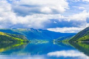 otroligt norskt landskap färgglada berg fjordskogar jotunheimen norge. foto