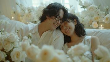 ai genererad asiatisk par är Lycklig, leende på deras ansikte, vit hjärtans tema, firar kärlek, en rum full av vit ro foto