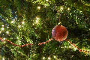 närbild av jul träd med ornament och krans med lampor foto