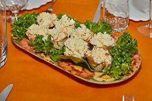 utsökt hemlagad sallad med krabba pinnar och färsk sallad på marmor bricka foto