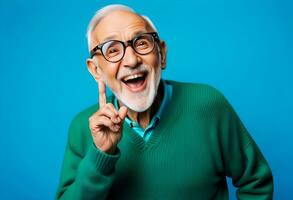 ai genererad Foto av pensionerad gammal man öppen mun skinande leende upphetsad ha på sig glasögon