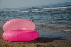 barns simning ringar. rosa uppblåsbar cirklar för strand. foto