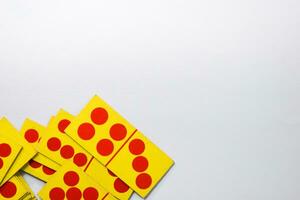 domino spelar kort isolerat vit bakgrund, gul röd domino kort foto