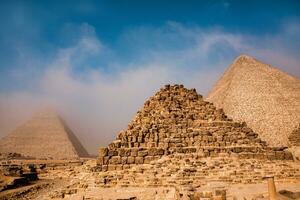 känd egyptisk pyramider av giza. landskap i egypten. pyramid i öken. afrika. undra av de värld foto