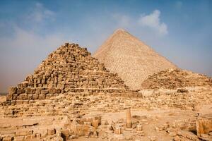 känd egyptisk pyramider av giza. landskap i egypten. pyramid i öken. afrika. undra av de värld foto