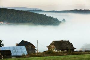 sommar landskap i de karpater berg. se av de berg topp hoverla. vackert ukrainska berg karpater hoverla. foto