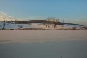 frostig vinter- i Ryssland. skön soluppgång i sibirien. kall vinter- Foto. foto