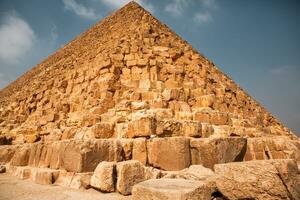 känd egyptisk pyramider av giza. landskap i egypten. pyramid i öken. afrika. undra av de värld foto