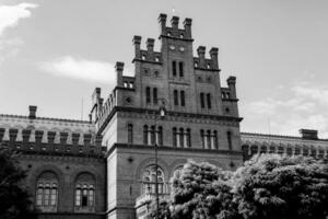 arkitektur och gator av de gammal stad. de historisk arkitektur av chernivtsi, ukraina. gammal stad efter de regn. foto