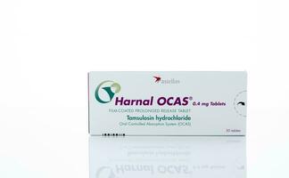 chonburi, thailand-oktober 22, 2023 harnal ocas. tamsulosin medicin för behandling godartad prostata hyperplasi. filmbelagd långvarig släpp läsplatta. produkt av asteller pharma för behandling bph. foto
