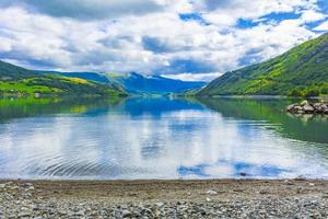 otroligt norskt landskap färgglada berg fjordskogar jotunheimen norge. foto