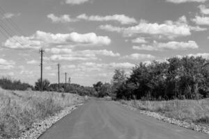 skön tömma asfalt väg i landsbygden på ljus bakgrund foto