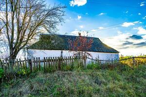 skön gammal övergiven byggnad bruka hus i landsbygden på naturlig bakgrund foto