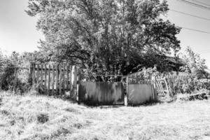 skön gammal Port från övergiven hus i by på naturlig bakgrund foto