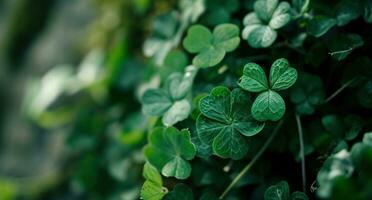 ai genererad Lycklig st Patricks dag bakgrund grön löv foto