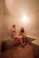 två unga kvinnor som njuter av hamam eller turkiskt bad