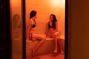 två unga kvinnor som njuter av hamam eller turkiskt bad