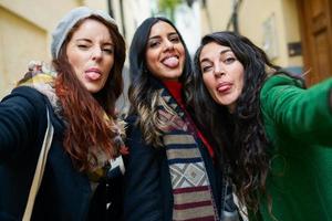 grupp kvinna som tar ett selfie -foto som sticker ut tungan