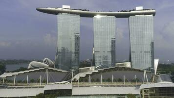 singapore - 25 september 2018. stänga upp för marina bukt sandstrand, singapore och underbar stadsbild i solig dag. skott. tre torn av de marina bukt sandstrand ressort mot en molnig himmel. foto