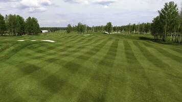 sol- golf vagn med moln på blå himmel och skog golf klubb, antenn foto