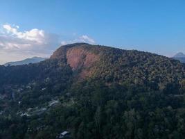 flygfoto över itaipava petrpolis tidigt på morgonen med mycket dimma i staden foto