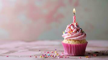 ai genererad rosa barnslig födelsedag muffin med ljus på minimalistisk bakgrund foto
