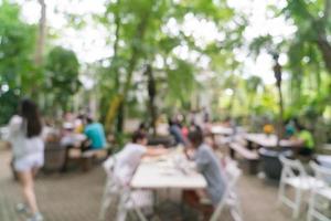 abstrakt oskärpa människor i utomhusrestaurang för bakgrund foto