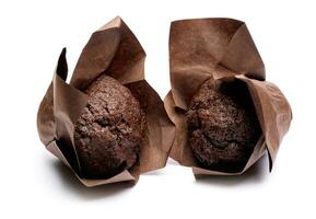 två choklad muffins isolerat på en vit bakgrund . muffin med choklad pommes frites. foto